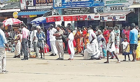 பண்ருட்டி பேருந்து நிலையத்தில் நின்றபடி பேருந்துக்காக காத்திருக்கும் பயணிகள்.