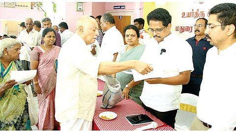 மதுரையில் நடந்த குறைதீர்க்கும் முகாமில் மக்களிடமிருந்து மனுக்களை பெற்றார் சு.வெங்கடேசன் எம்.பி. உடன் மேயர் இந்திராணி உள்ளிட்டோர்.