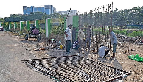 ‘இந்து தமிழ் திசை' செய்தி எதிரொலியாக சென்னை புதுப்பேட்டை கூவம் ஆற்றின் கரையோரத்தில், குப்பை கொட்டுவதை தடுக்க, இரும்பு கதவுகளை அமைக்கும் பணியில் ஈடுபட்டுள்ள மாநகராட்சி பணியாளர்கள்.படம்; ம.பிரபு.
