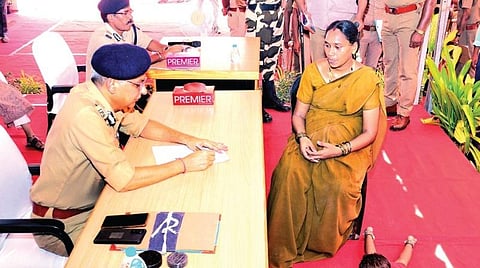 காவலர் சிறப்பு குறைதீர்க்கும் கூட்டத்தில் அதிகாரிகள், காவலர்களின் குறைகளைக் கேட்டறிந்து, மனுக்களை பெற்றுக் கொண்ட சென்னை காவல் ஆணையர் சங்கர் ஜிவால். படம்: எஸ்.சத்தியசீலன்