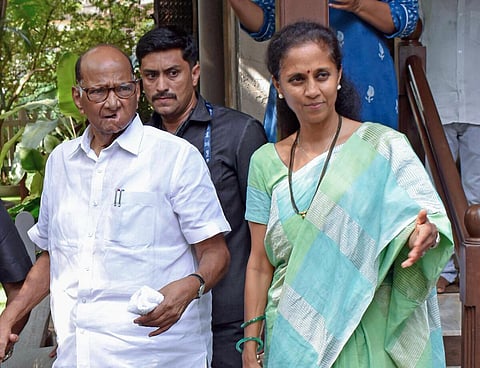 தந்தை சரத் பவாருடன் சுப்ரியா சுலே
