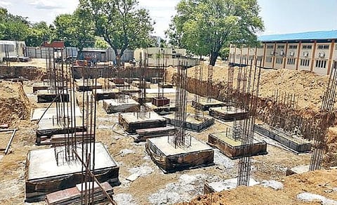 வேலூர் அடுத்த அப்துல்லாபுரம் பகுதியில் ரூ.34 கோடி மதிப்பீட்டில் அமைக்கப்படும் டைடல் பூங்காவின் கட்டுமான பணிகள் விறுவிறுப்பாக நடைபெற்று வருகிறது.  அடுத்த படம்: வேலூர் டைடல் பூங்காவின் மாதிரி வரைபடம். படங்கள்: வி.எம்.மணிநாதன்.