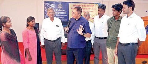 நியூ பிரின்ஸ்  பவானி பொறியியல் கல்லூரியில் நடந்த  பிளஸ் 2 மாணவர்களுக்கான மேற்படிப்பு இலவச ஆலோசனை, கருத்தரங்கில் கல்வியாளர் ஜெயபிரகாஷ் காந்தி பேசினார். உடன் கல்வி குழுமங்களின் தலைவர் கே.லோகநாதன், கல்லூரி இயக்குநர் எ.சுவாமிநாதன், முதல்வர் டி. சரவணன், துணைத் தலைவர்கள் எல். நவீன்பிரசாத்.