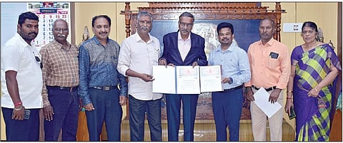தஞ்சாவூர் தமிழ்ப் பல்கலைக்கழகத் துணைவேந்தர் வி.திருவள்ளுவன் தலைமையில், பல்கலைக்கழக தமிழ் வளர் மையம் - பிரான்ஸ் நாட்டில் உள்ள தமிழ்ச்சோலை அமைப்பு  இடையே நேற்று ஒப்பந்தம் கையெழுத்தானது.