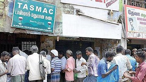 மதுரையில் விலைப்பட்டியல் வைக்காத மதுக்கடை பணியாளர்கள் 4 பேர் பணியிடை நீக்கம்