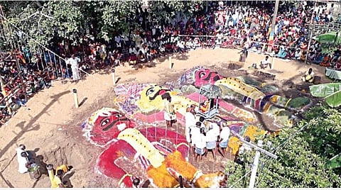 சதுரங்கப்பட்டினம் கிராமத்தில் அமைந்துள்ள திரவுபதி அம்மன் கோயிலில் நடந்த அக்னி வசந்த தீமிதி விழாவில் துரியோதனன் படுகளம் நடைபெற்றது.