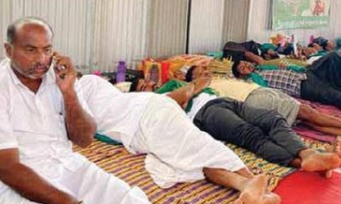 கீழ்பவானி வாய்க்கால் சீரமைப்புக்கு எதிர்ப்பு: 5-வது நாளாக தொடரும் விவசாயிகள் உண்ணாவிரதம்
