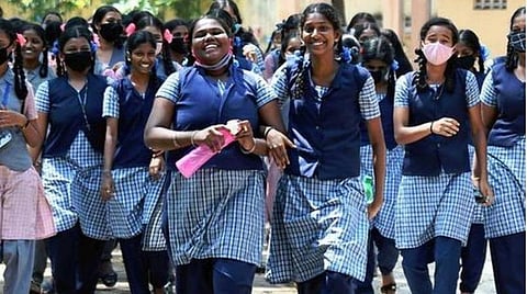 கோடை விடுமுறை முடிந்து தமிழகத்தில் பள்ளிகள் இன்று திறப்பு: மாணவர்களை உற்சாகமாக வரவேற்க அறிவுறுத்தல்