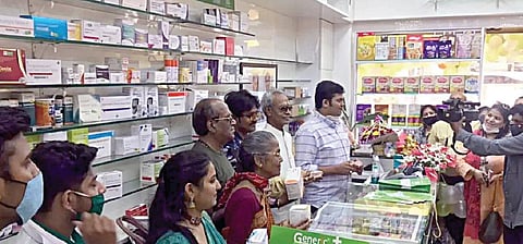 மலிவான விலையில் மருந்து விற்பனை: 21 வயது இளைஞர் சாதித்தது எப்படி?