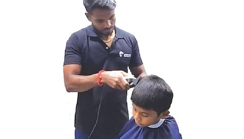 அரசுப் பள்ளி மாணவர்களுக்கு 10 ரூபாயில் சிகை அலங்காரம் செய்யும் புதுச்சேரி இளைஞர்!