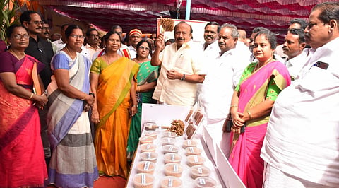 தருமபுரி மாவட்டம் அதியமான்கோட்டையில் நடந்த அரசு விழாவில் ரேஷன் அட்டைதாரர்களுக்கு 2 கிலோ ராகி வழங்கும் திட்டத்தை வேளாண் மற்றும் உழவர் நலத்துறை அமைச்சர் எம்.ஆர்.கே.பன்னீர்செல்வம் தொடங்கி வைத்தார். மற்றொரு படம், அரசு விழாவில் சிறுதானியக் கண்காட்சியை பார்வையிட்ட அமைச்சர் எம்.ஆர்.கே.பன்னீர்செல்வம்