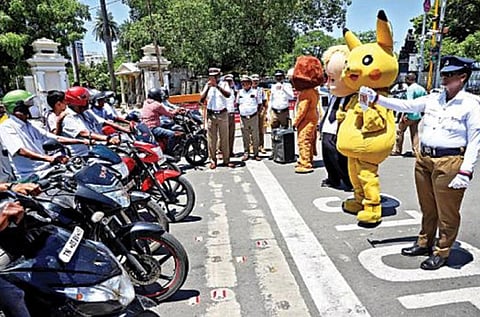 பூந்தமல்லி நெடுஞ்சாலையில் உள்ள காவல் ஆணையர் அலுவலக சந்திப்பில், நேற்று பொம்மை வேடமணிந்தவர்களை சாலையின் நடுவே நிறுத்தி ‘ஸ்டாப் லைன்’ விழிப்புணர்வு ஏற்படுத்தப்பட்டது. படம்: ம.பிரபு