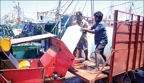 மீன்பிடி தடைகாலம் நிறைவடைய உள்ள நிலையில், சென்னை காசிமேடு மீன்பிடி துறைமுகத்தில் இருந்து விசைப்படகுகள் மூலம், ஆழ்கடலுக்கு மீன்பிடிக்கத் தயாராகும் மீனவர்கள். படம்: எஸ்.சத்தியசீலன்