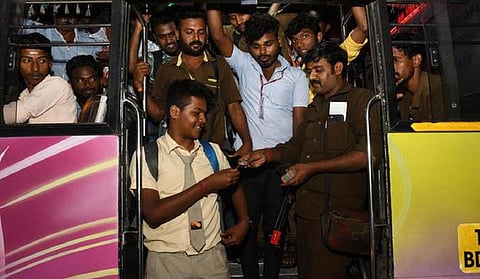 பள்ளி மாணவர்கள் பயணிக்க ரூ.5 போதும்... - கோவையில் தனியார் பேருந்து நிறுவனத் திட்டத்துக்கு வரவேற்பு