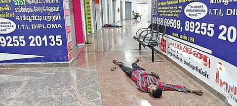 மது குடிப்பவர்களால் தள்ளாடும் திருப்பூர் பேருந்து நிலையம்