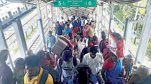 தாம்பரம் ரயில் நிலையத்தில் வட, தென் மாவட்ட ரயில்கள் வந்து செல்லும் நடைமேடைகளில்  எஸ்கலேட்டர் வசதி இல்லாததால் சிரமத்துக்கு ஆளாகும் பயணிகள்.படம்: எம். முத்துகணேஷ்