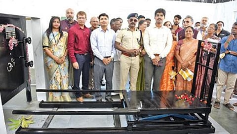 கோவை சீரநாயக்கன்பாளையத்தில்  நாய், பூனைகளுக்காக அமைக்கப்பட்டுள்ள மின் மயானத்தை நேற்று தொடங்கிவைத்து பார்வையிட்ட மாவட்ட கிராந்திகுமார் பாடி, மாநகராட்சி ஆணையர் பிரதாப், மாநகர காவல் ஆணையர் பாலகிருஷ்ணன் உள்ளிட்டோர். படம்: ஜெ.மனோகரன்