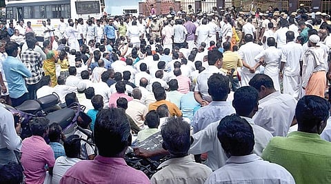 ராமேசுவரம் கோயில் நிர்வாகத்தை கண்டித்து நேற்று நடந்த முற்றுகை போராட்டம்.