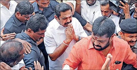 சென்னை ராயப்பேட்டை தலைமை அலுவலகத்தில் நேற்று நடந்த அதிமுக மாவட்ட செயலாளர்கள் கூட்டத்தில் பங்கேற்க வந்த பொதுச்செயலாளர் பழனிசாமி.படம்: ம.பிரபு