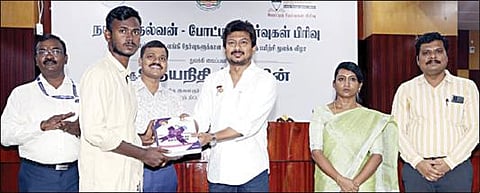 மத்திய அரசு வேலைவாய்ப்பு போட்டித் தேர்வுகளுக்கான கட்டணமில்லா ஒருங்கிணைந்த பயிற்சி வகுப்பை அமைச்சர் உதயநிதி ஸ்டாலின், சென்னையில் நேற்று தொடங்கிவைத்து பயிற்சி கையேட்டை வழங்கினார்.