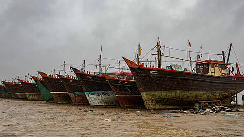 படகுகள் நங்கூரமிடப்பட்டுள்ள காட்சி