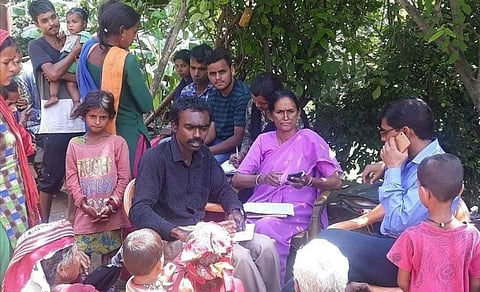 உத்தராகண்ட் மலைப் பகுதி மக்களுடன் மருத்துவர் அரவிந்தன்