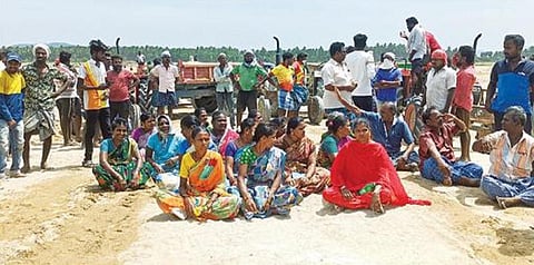 பள்ளிகொண்டா  அடுத்த கந்தனேரியில் இயங்கி வரும் அரசு  மணல் குவாரியில்  அரசு அறிவித்திருந்த அளவை விட அதிகமான மணல் அள்ளப்படுவதாக கூறி பாலாற்றில் டிராக்டர்களை சிறைபிடித்து நேற்று போராட்டத்தில் ஈடுபட்ட பொதுமக்கள்.