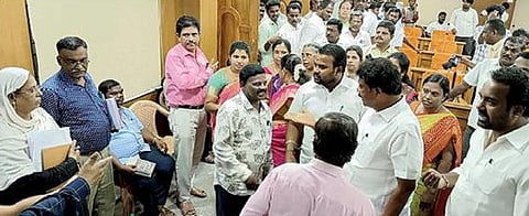 திண்டிவனம் நகர்மன்றத்தில் அதிகாரிகளிடம் வாக்குவாதத்தில் ஈடுபட்ட கவுன்சிலர்கள்.