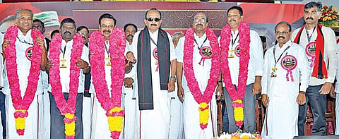 மதிமுகவின் பொதுக்குழு கூட்டம் சென்னையில் நேற்று நடந்தது. இதில். புதிதாக தேர்வு செய்யப்பட்ட கட்சி நிர்வாகிகளுக்கு பொதுச் செயலாளர் வைகோ,  மாலை அணிவித்து வாழ்த்து தெரிவித்தார்.	           படம்: ம.பிரபு