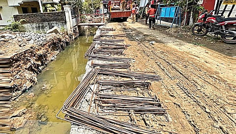 சென்னை மடிப்பாக்கம் ராம்நகர் பகுதியில் பாதுகாப்பு தடுப்புகள் இல்லாமல் ஆமைவேகத்தில் நடைபெற்று வரும் மழைநீர் வடிகால் பணி. படங்கள்: பு.க.பிரவீன்.