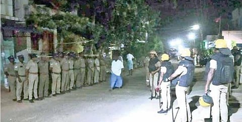 போலீஸாரின் கண்காணிப்பில் மேலப்பாவூர் - சமூக நல்லிணக்கம் காக்கப்படுமா?