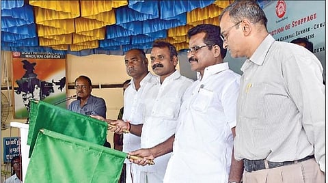 கொடைரோடு ரயில் நிலையத்தில் குருவாயூர் - சென்னை ரயில் நின்று செல்லும் நிகழ்வை கொடியசைத்து தொடங்கி வைத்த மத்திய இணை அமைச்சர் எல்.முருகன், ப.வேலுச்சாமி எம்.பி.
