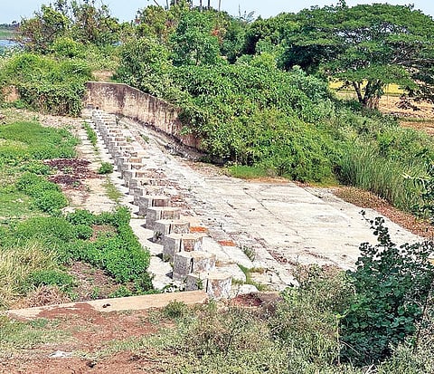 பாலம் கட்டப்படாமல் உள்ள பாகூர் ஏரியின்  கலிங்கல் பகுதி
