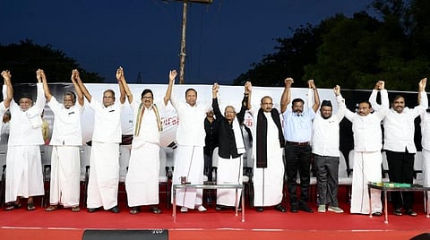 கோவையில் நடந்த கண்டனப் பொதுக் கூட்டத்தில் தமிழ்நாடு காங்கிரஸ் கமிட்டி தலைவர் கே.எஸ்.அழகிரி, திமுக பொருளாளர் டி.ஆர்.பாலு எம்.பி, திராவிடர் கழக தலைவர் கி.வீரமணி, மதிமுக பொதுச்செயலாளர் வைகோ உள்ளிட்ட தலைவர்கள் பங்கேற்றனர்.   படம்: ஜெ.மனோகரன்