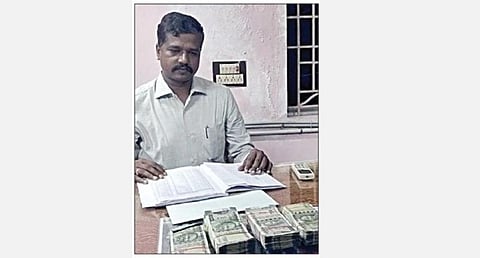 பறிமுதல் செய்யப்பட்ட  பணத்துடன்  லஞ்ச ஒழிப்பு டிஎஸ்பி நந்தகோபால்.