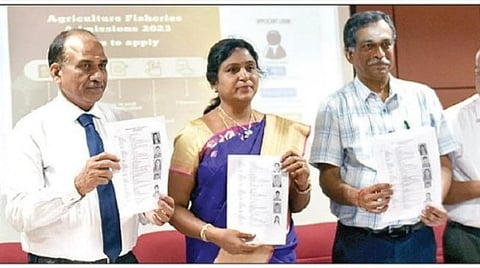 தமிழ்நாடு வேளாண் பல்கலை. மாணவர் சேர்க்கை தரவரிசைப் பட்டியலை நேற்று வெளியிட்டார்  துணைவேந்தர் வெ.கீதாலட்சுமி. உடன், பதிவாளர் தமிழ்வேந்தன் உள்ளிட்டோர். படம் : ஜெ.மனோகரன்