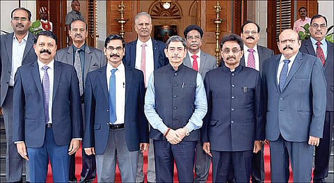 மாநில தலைமை தகவல் ஆணையராக ஷகீல் அக்தர், மாநில தகவல் ஆணையர்களாக பி.தாமரைக் கண்ணன், ஆர்.பிரியகுமார், கே.திருமலைமுத்து, பேராசிரியர் எம்.செல்வராஜ் ஆகியோருக்கு ஆளுநர் மாளிகையில்,  ஆளுநர் ஆர்.என்.ரவி நேற்று பதவிப் பிரமாணம் செய்து வைத்தார். உடன் தமிழக தலைமைச் செயலர் வெ.இறையன்பு, ஆளுநரின் முதன்மைச் செயலர் ஆனந்த்ராவ் வி.பாட்டீல் உள்ளிட்டோர்.