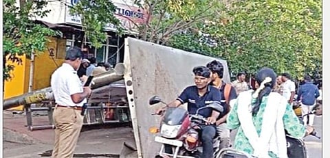 பெசன்ட் நகர் பேருந்து நிழற்குடை சரிந்து 4 பெண்கள் காயம்