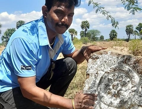 ஆல்பட்ட விடுதி கிராமத்தில் கண்டறியப்பட்ட 10-ம் நூற்றாண்டைச் சேர்ந்த புத்த சமய தர்மச்சக்கரத்துடன் பேராசிரியர் தி.பாலசுப்பிரமணியன்.