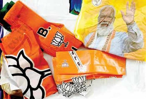 திண்டுக்கல்லில் பாஜக பூத் கமிட்டி நிர்வாகிகளுக்கு வழங்கப்பட்டுள்ள துண்டு, தொப்பி,  பேட்ஜ் உள்ளிட்டவை.