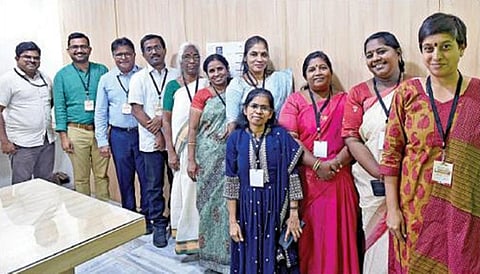 ராம்ராஜ் காட்டன் நிறுவனத்துடன் இணைந்து ‘இந்து தமிழ் திசை’ நாளிதழ் வழங்கும் ‘அன்பாசிரியர்-2022’ விருதுக்காக, சென்னையில் நடைபெற்ற நேர்காணலில் பங்கேற்ற ஆசிரியர்களிடம்  கலந்துரையாடும் தேர்வுக்குழுவினர். (அடுத்த படம்) குழு புகைப்படம் எடுத்துக் கொண்ட தேர்வுக்குழு. படங்கள்: ம.பிரபு