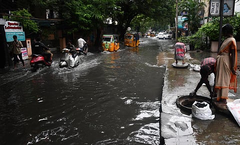 கழிவுநீர் தொட்டியில் பணியாளர்களை இறக்கினால் 5 ஆண்டு சிறை - நகராட்சி நிர்வாகத் துறை செயலர் எச்சரிக்கை