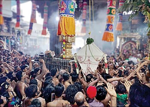 நடராஜர் கோயிலில் நேற்று நடந்த ஆனித் திருமஞ்சன  கொடியேற்றம்.