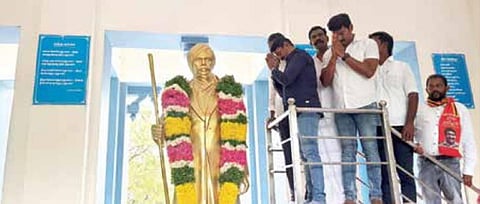 எட்டயபுரம் பாரதியார் மணிமண்டபத்தில் உள்ள பாரதியார் சிலைக்கு நாம் தமிழர் கட்சி தலைமை ஒருங்கிணைப்பாளர் சீமான் மாலை அணிவித்து மரியாதை செலுத்தினார்.