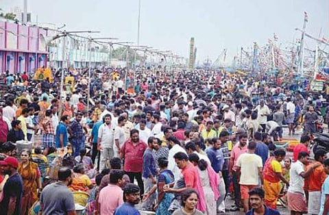 காசிமேட்டில் மீன் வாங்க குவிந்த மக்கள்: பெரிய மீன்கள் வராததால் ஏமாற்றம்