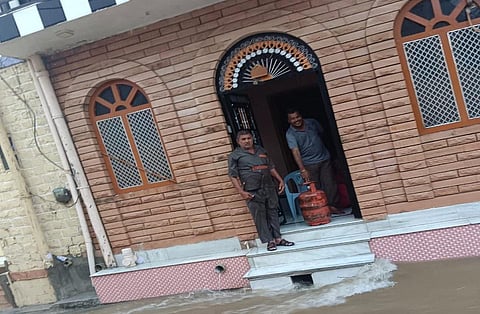 கன மழையில் சிலிண்டர் டெலிவரி செய்த ஊழியர்