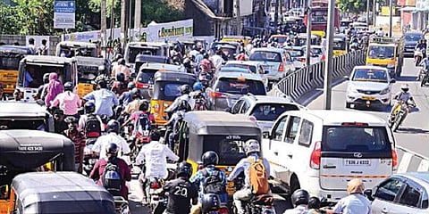 குறுகலான பாடி - திருநின்றவூர் சாலை... விடியாத விரிவாக்க பணி... - 9 ஆண்டுகளாக நெரிசலில் திணறும் வாகன ஓட்டிகள்