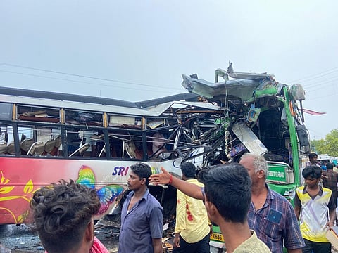 கடலூரில் இரு தனியார் பேருந்துகள் நேருக்கு நேர் மோதி 4 பேர் பலி; காயம் 96 - விபத்து நேரிட்டது எதனால்?