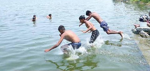 ஆண்டிபாளையம் குளத்தில் ஆபத்துகள் களையப்படுமா?