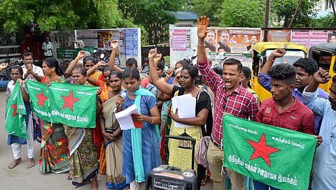 மதுரை மாவட்ட ஆட்சியர் அலுவலகம் முன்பு குறிஞ்சியர் மக்கள் சனநாயக இயக்கம் சார்பில் இன்று நடந்த மனுக்கொடுக்கும் போராட்டத்தில் பங்கேற்றோர். படம்: நா.தங்கரத்தினம்.